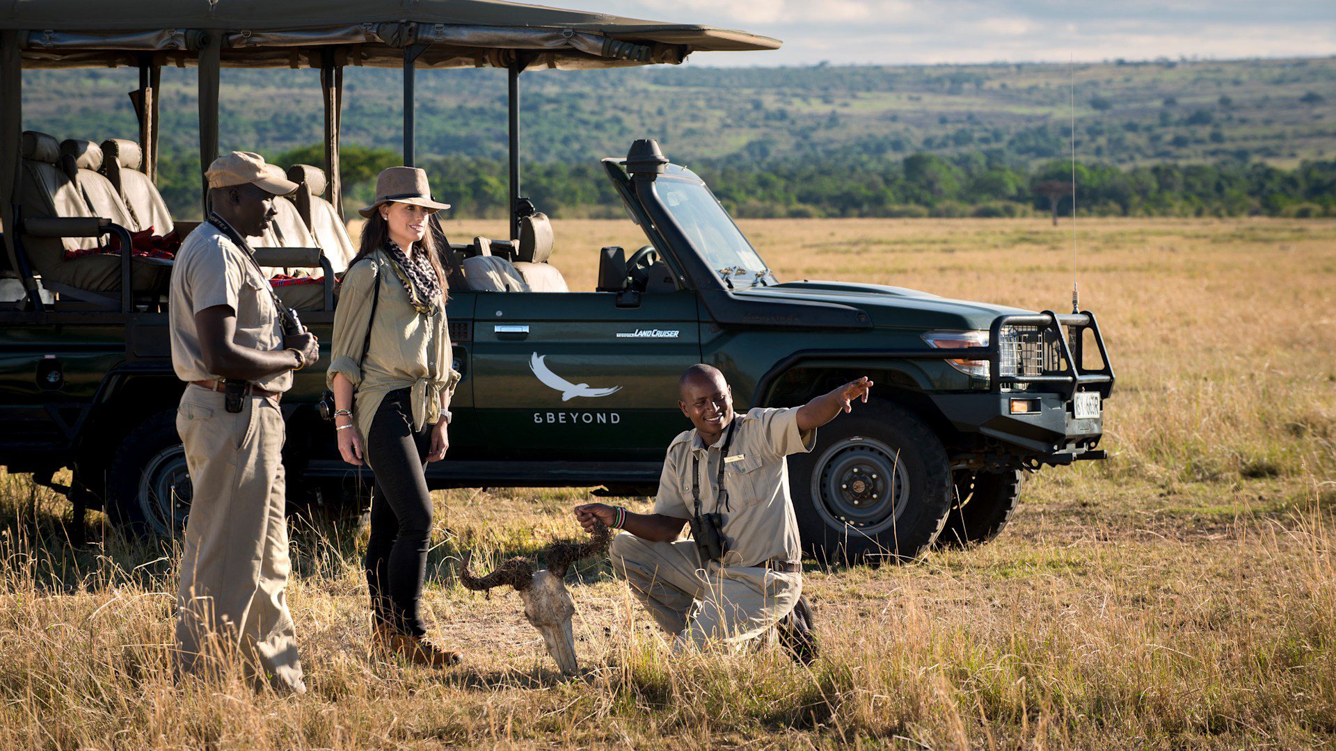 Africa-Kenya-Masai-Mara-Kichwa-game-drive-guide-with-antelope-carcas-and-guests