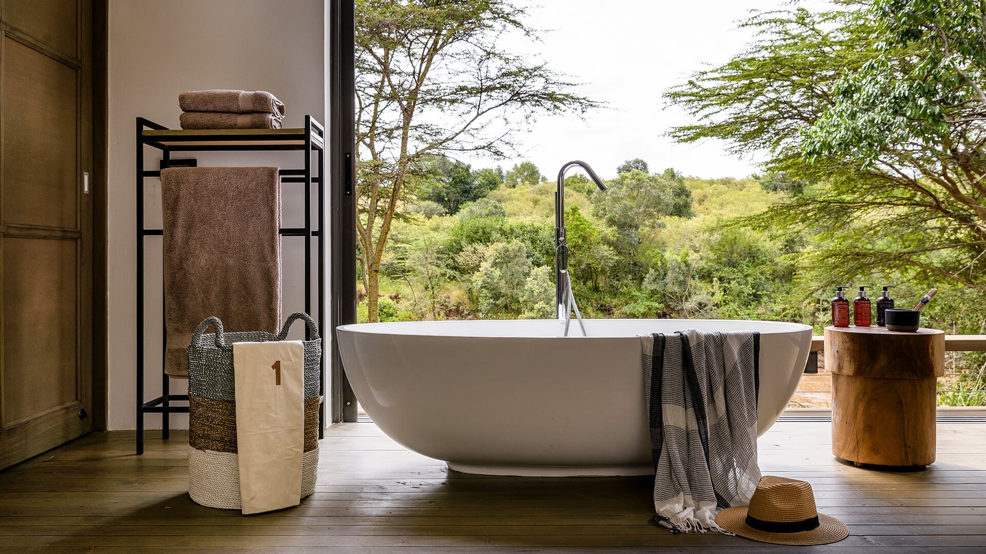 Olonana-bath-with-view